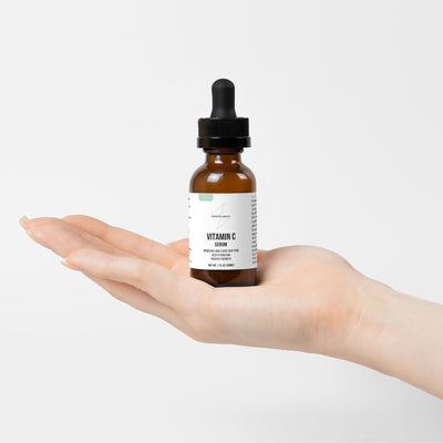 1000Supplements Vitamin C Serum on palm